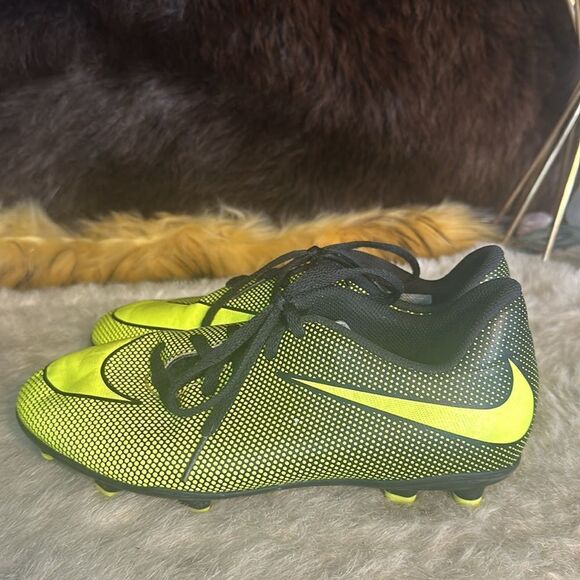 Nike Soccer Cleats 5 (7001) - Picture 5 of 7